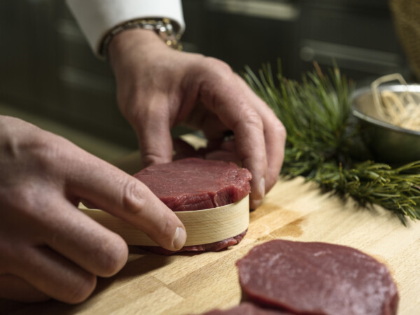 Dario Cadenau cooking with the local stone pine