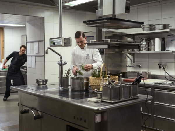 Dario Cadonau working in the kitchen of the famous hotel In Lain